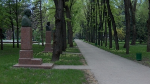 Scriitorii de pe Aleea Clasicilor, "neobservaţi". Numele gravate pe busturi abia se mai desluşesc