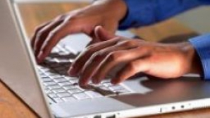 Laptopul inovator care curăţă spaţiul de lucru