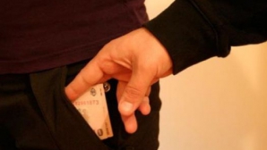 Cerea bani de la elevi şi le promitea că trec "cu brio", chiar dacă nu au pus mâna pe carte