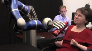 Doi pacienţi imobilizaţi în scaunul cu rotile au manevrat braţele robotice cu ajutorul minţii