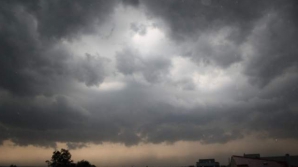 Pe 9 mai va ploua izolat cu descărcări electrice 