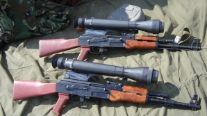 Comerţ cu mitraliere, Kalaşnikov şi grenade. Traficantul, reţinut când transfera 9.000 de euro