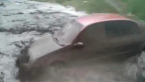 IMAGINI INCREDIBILE! O maşină este luată de apele dezlănţuite