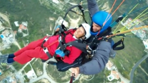 Bunicuţă de 104 ani care a sărit cu parapanta VIDEO