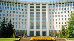 Deputaţii au găsit 200 de milioane de lei pentru a repara Parlamentul şi a-şi dota birourile DETALII