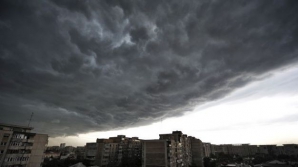 Ziua de mâine aduce ploi cu descărcări electrice