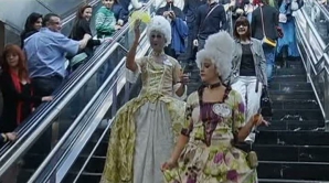 Îmbrăcaţi la cravată şi în rochii de seară, zeci de spanioli au protestat faţă de scumpirea biletelor pentru metrou 