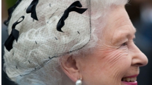 Regina Elisabeta apare goală pe un tricou FOTO 