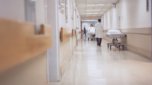 Ţinut 12 ore în comă, în sediul Poliţiei