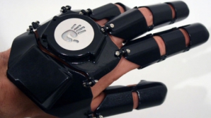 Un nou mod de comunicare: S-a inventat telefonul "mănuşa" VIDEO