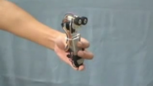 O nouă minune chinezească - robotul cât pumnul care se poate căţăra pe corpul unui om