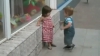 DRAGOSTE DE COPIL: Cum reacţionează o fetiţă la încercarea unui băieţel de a o îmbrăţişa VIDEO 