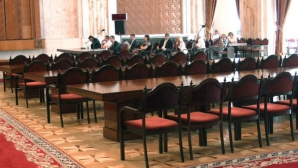  Relaxare în Parlament! În timp ce unii deputaţi discutau proiectele, alţii "s-au făcut nevăzuţi"