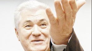 Voronin se amuză pe seama lui Eminescu chiar lângă bustul lui VIDEO 