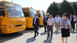 Anul de şcoală s-a încheiat, iar autobuzele pentru elevi încă se mai împart