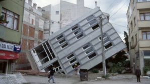 Cutremur în Turcia: În panică, mai mulţi oameni au sărit de la balcon