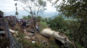 Avion prăbuşit în Indonezia: Cel puţin şase persoane au murit