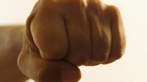 Doi tineri au bătut fără milă un gardian public. Oamenii legii au folosit arma 