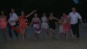 Absolvenţii de liceu au respectat tradiţia şi au întâmpinat zorii zilei pe malul unui lac 