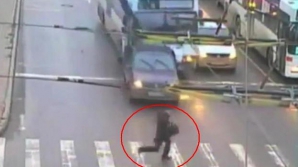  Au scăpat cu viaţă ca prin minune. Imagini cu oameni care au supraveţuit după accidente spectaculoase