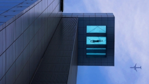 Ai curajul să înoţi într-o piscină cu fundul de sticlă, suspendată în aer? FOTO 