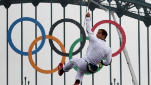 Flacăra olimpică, în mâinile lui Bear Grylls. Cum a transportat-o fostul star Discovery VIDEO