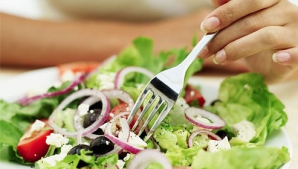 Noi tendinţe în alimentaţie. Tot mai mulţi tineri decid să devină vegetarieni