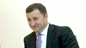 Populismul l-a îngenunchiat pe prim-ministru