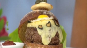 Te lasă cu portmoneul gol. Cât costă şi unde poate fi găsit cel mai scump hamburger din lume