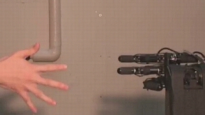 Robotul care nu pierde niciodată la jocul piatră-foarfecă-hârtie 