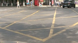 În unele intersecţii din Chişinău au apărut marcaje galbene 