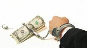 Funcţionar public corupt. A cerut 300 de euro ca să-şi facă meseria