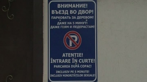 Panoul deocheat! Un locuitor al Capitalei a instalat pe gardul casei sale o afişă homofobă 