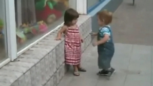 DRAGOSTE DE COPIL: Cum reacţionează o fetiţă la încercarea unui băieţel de a o îmbrăţişa VIDEO 