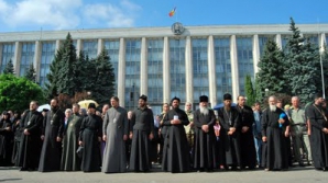 Despre bisericile VIP, taxele benevole şi cât de grea este crucea de preot