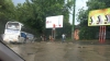 Prăpăd după ploaie în Chişinău: Un autocar a intrat într-o groapă, iar mai mulţi arbori au fost doborâţi la pământ FOTO, VIDEO