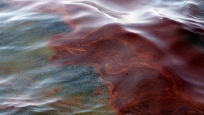 Petrol vărsat în apele Mării Negre. Ţărmul este CONTAMINAT