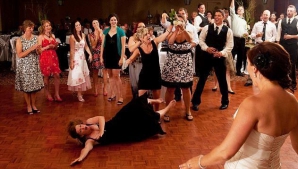 S-a aruncat să prindă buchetul miresei şi a picat în cap VIDEO