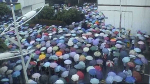 Proteste violente în China: Cel puţin 13 oameni au fost răniţi, iar o persoană a murit 