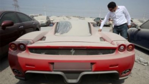 Imagini senzaţionale din Dubai, paradisul maşinilor ABANDONATE pe străzi 