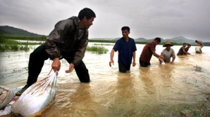 Inundaţii devastatoare în China. 100 mii de oameni au fugit din calea potopului VIDEO