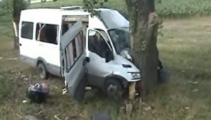 Microbuz implicat în accident: 11 persoane au ajuns la spital 