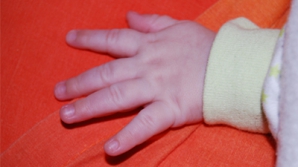 Bebeluş abandonat lângă ascensor cu un bileţel de adio. Ce a cerut mama copilului