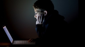 Cititul pe calculator poate duce la orbire