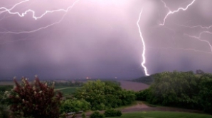 Ploi cu descărcări electrice şi rafale de vânt pentru ziua de mâine