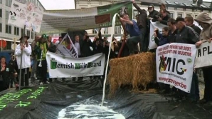 Protest cu sute de litri de lapte la Palatul European VIDEO