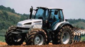 Protest cu tractoare şi pancarte. Agricultorii sunt nemulţumiţi de politica bugetar-fiscală pentru 2013