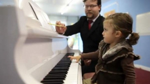 Are numai trei ani, dar a reuşit deja să susţină primul său concert live cântând la pian 