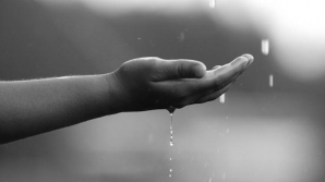 Ploi de scurtă durată însoţite de descărcări electrice în prima zi de weekend