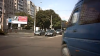 Jocul de-a viaţa: Un maxi-taxi trece la roşu în centrul Capitalei VIDEO